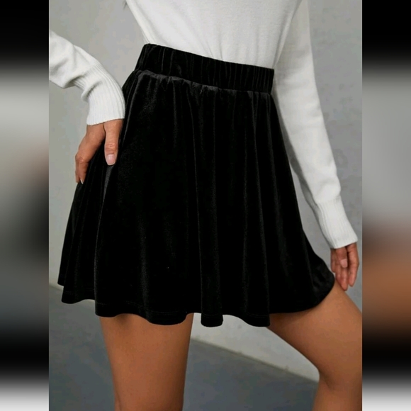 💕 Black High Waist Solid Velvet Skirt NWT - Picture 6 of 8